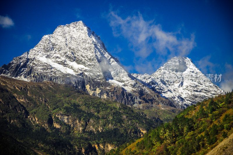 稻城亚丁宏伟雪山风景