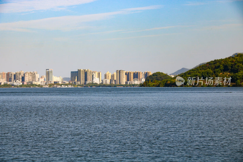 黄石磁湖景区城市风光，眺望城市天际线