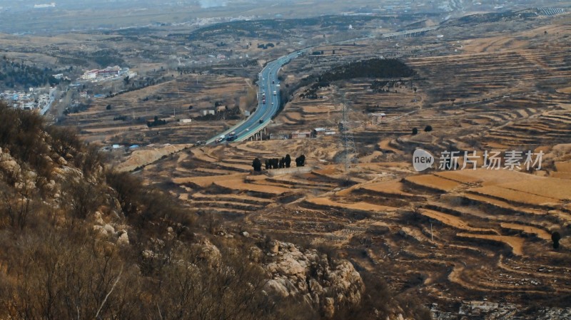 山顶俯瞰山间公路与梯田景观