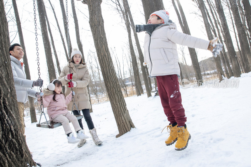 快乐的一家人在雪地里玩耍