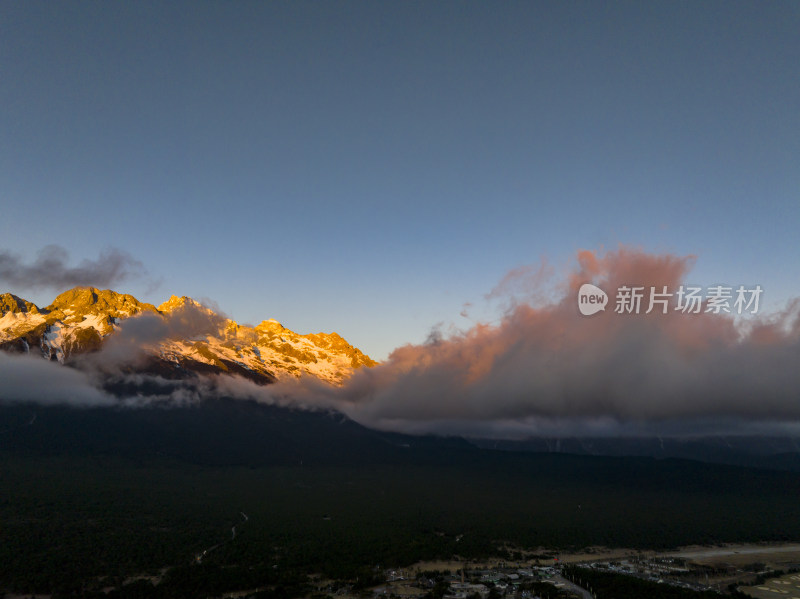 丽江玉龙雪山日照金山