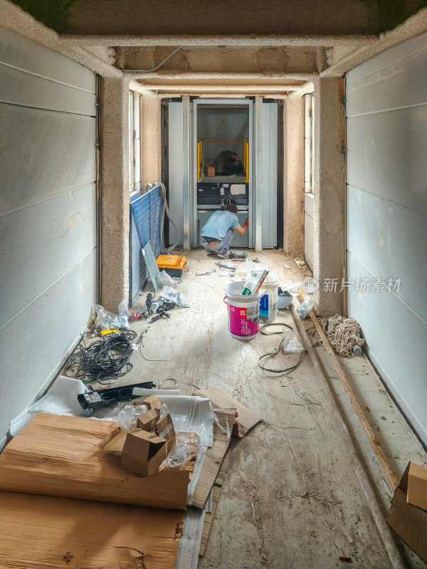 北京老旧小区加装电梯工人施工现场