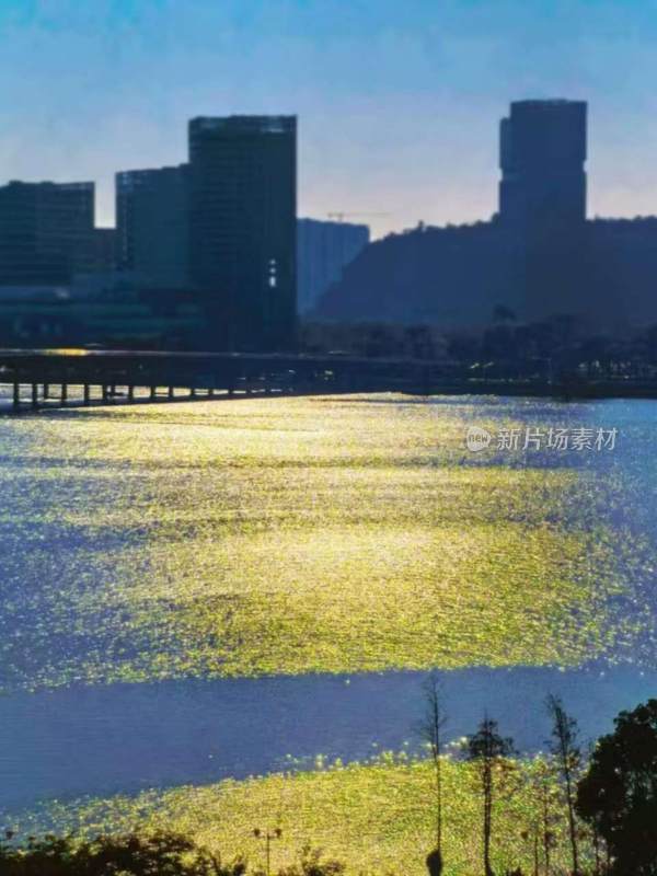 波光粼粼的大江流水