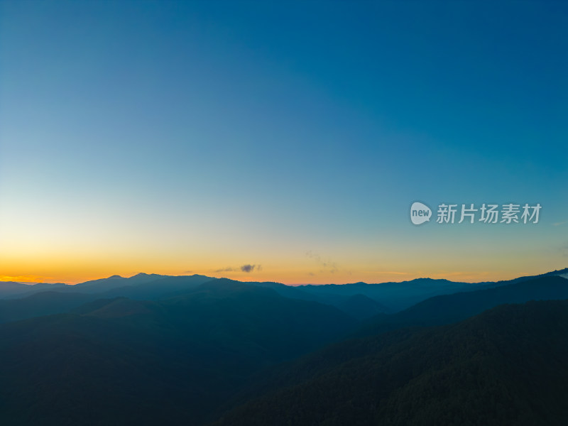 航拍日落时的夕阳高山天空景色