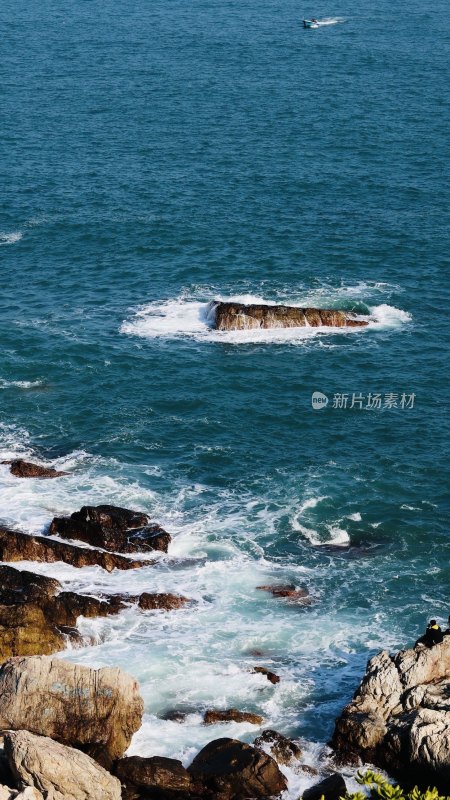 海边礁石与海浪风景