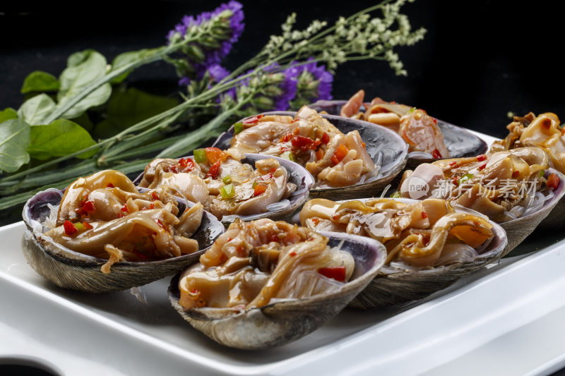 鼎形瓷盘装的海鲜炭烤紫石房蛤（天鹅蛋）