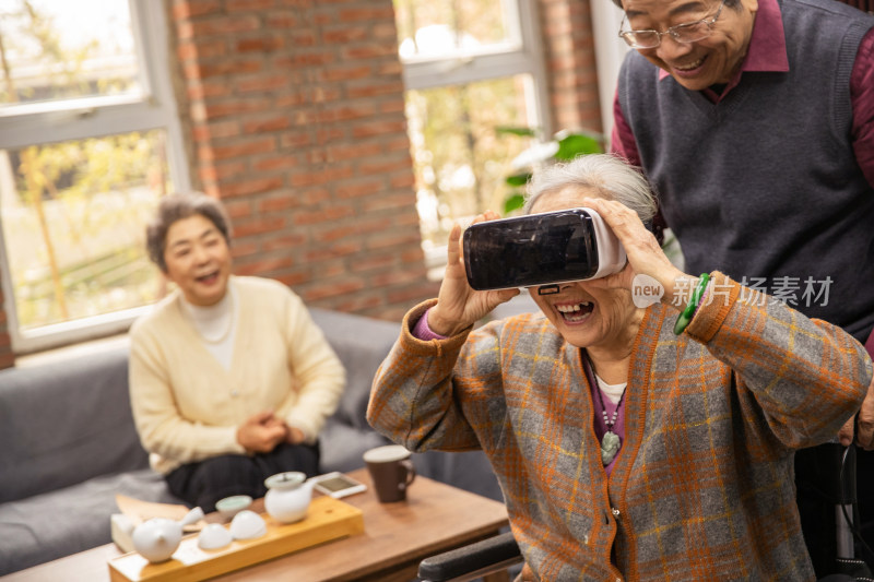 老年人聚在一起戴VR眼镜