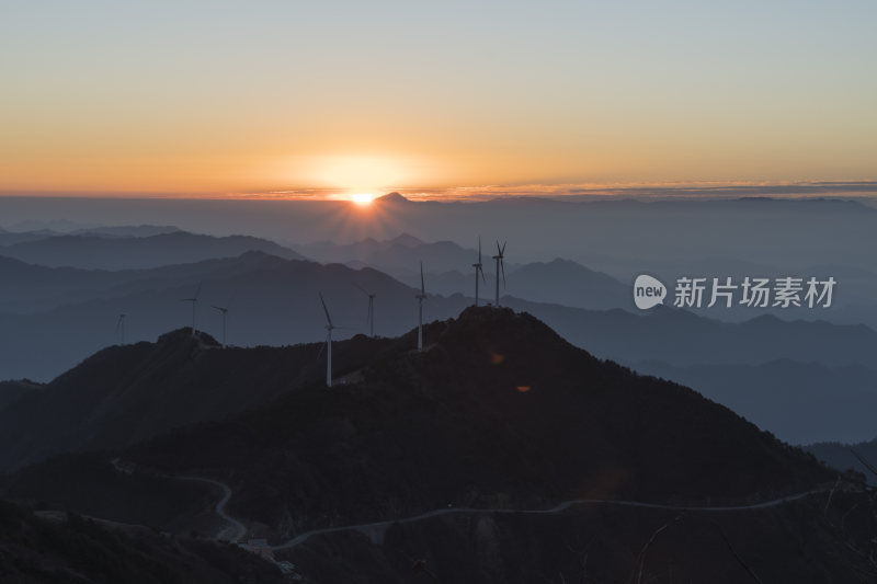 山顶上的日出风光全景