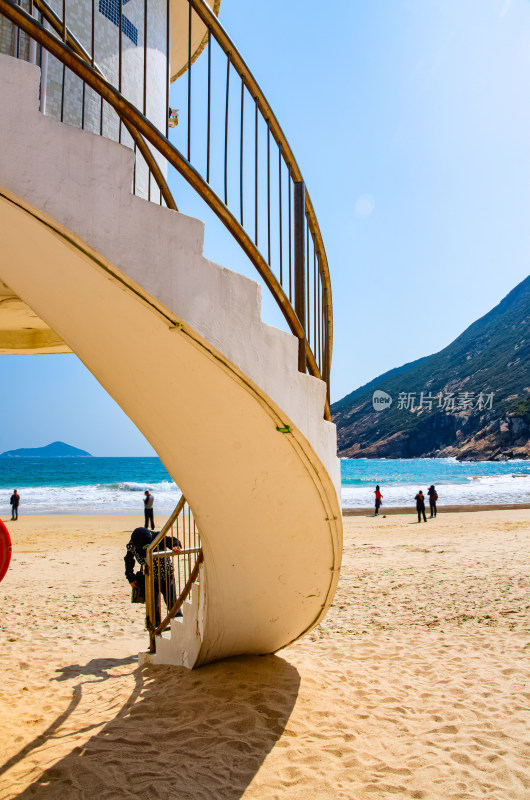 香港石澳渔村滨海沙滩观景台旋转楼梯