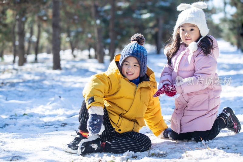 快乐儿童在雪地上玩耍