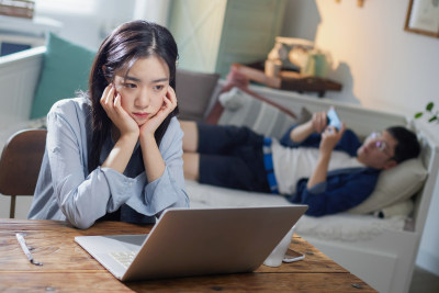 年轻女人在家使用电脑