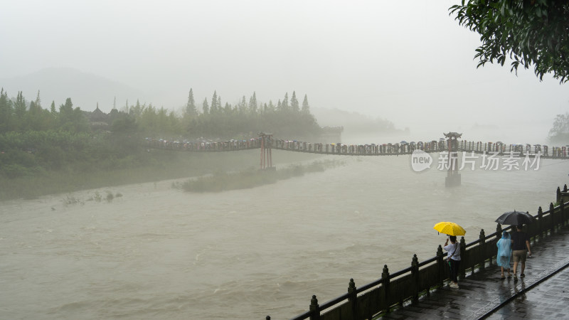 成都都江堰景区雨季的风景及游客