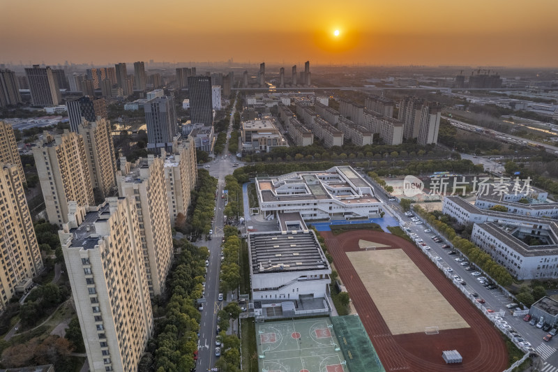 学校操场的塑胶跑道和落日