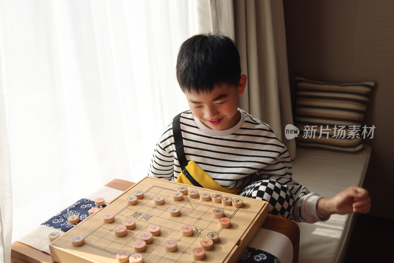 正在下中国象棋的中国小学生