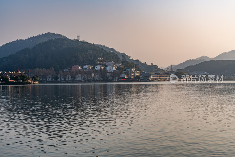 浙江宁波东钱湖晨雾景观