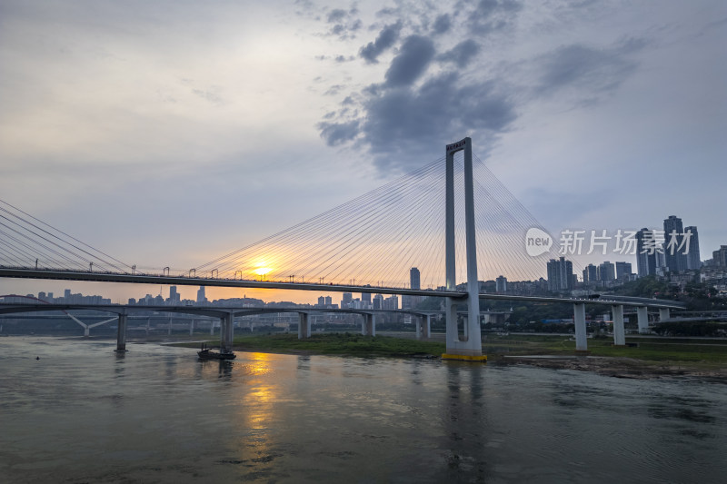 重庆南纪门轨道大桥傍晚日落风光