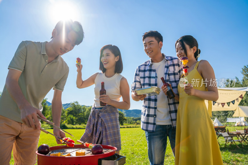 一群人在露营地野餐