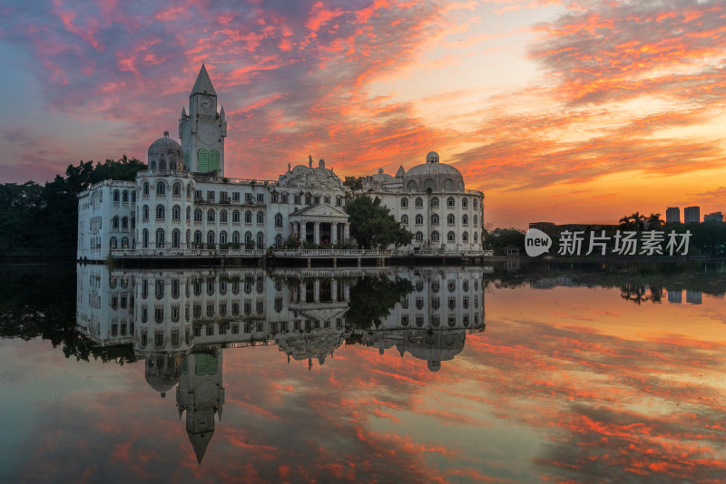 广州流花湖：火烧云晚霞下白宫的绝美倒影