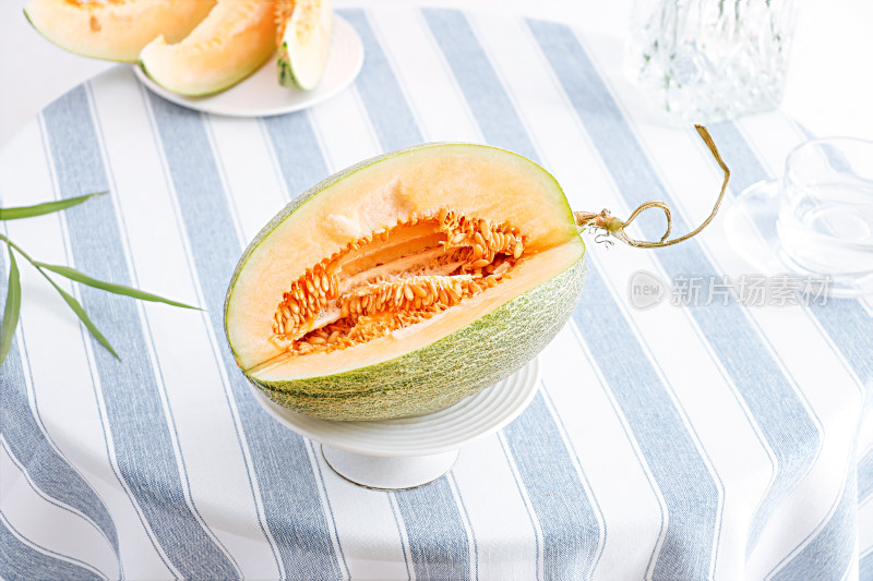 桌面上的夏日新鲜水果哈密瓜