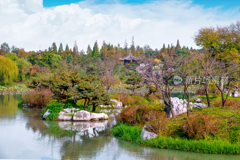 晴朗的午后，扬州瘦西湖江南园林风景