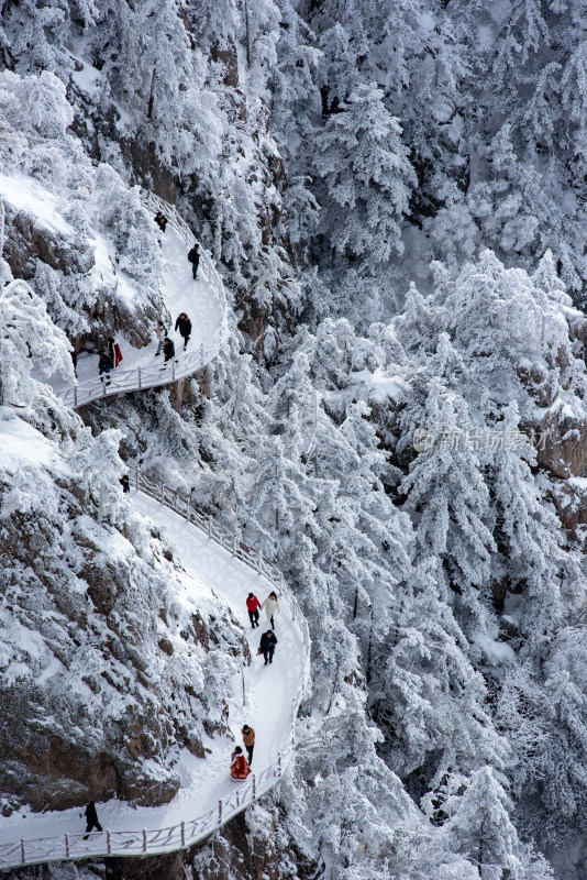 洛阳老君山雪后美景栈道上游客休闲拍照