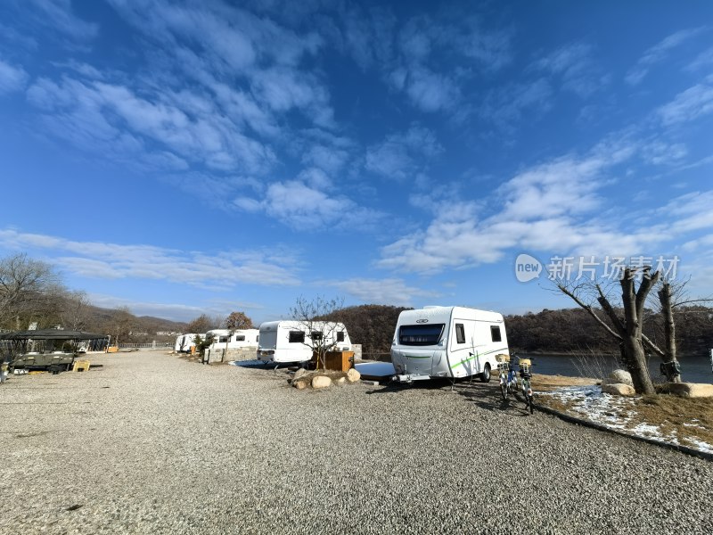 山东文登天福山水库山水露营地雪景