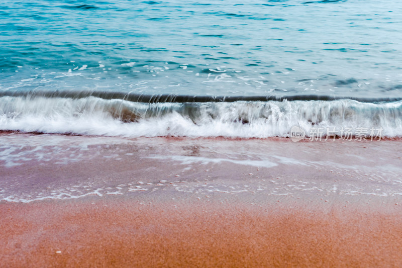 海浪拍打沙滩景象