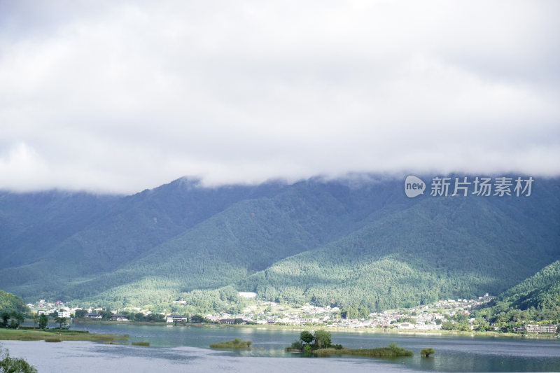 日本山梨县富士山河口湖夏天宁静的湖光山色