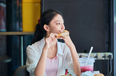 在商场快餐厅大吃特吃的中国可爱少女人像