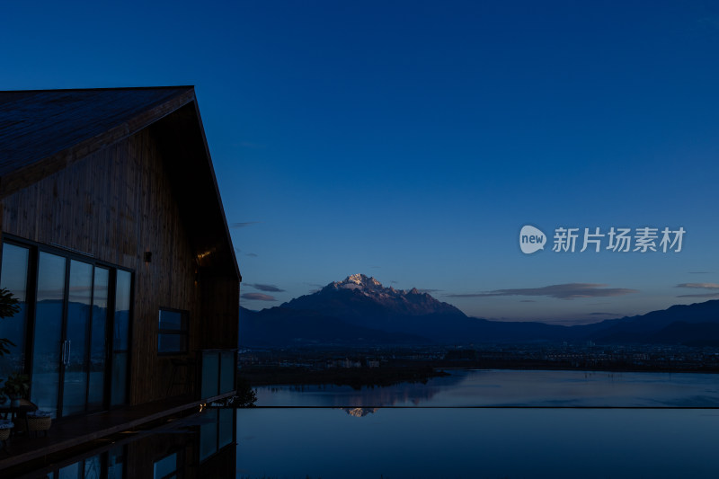 丽江玉龙雪山日照金山