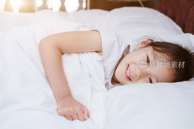 穿着白色衣服躺在床上的中国女孩