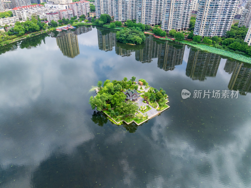 航拍莫愁湖湖心岛湖面倒影美景