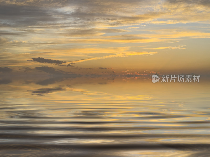 日落时湖面上戏剧性的天空景色