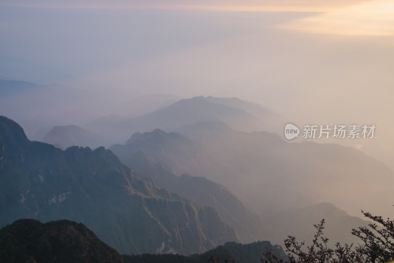 峨眉金顶晨光山峰