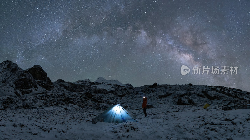 西藏嘎玛沟措学仁玛银河与雪山湖泊的夜色