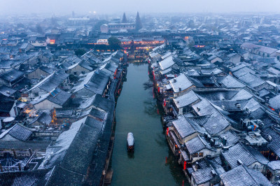 暮色中的古镇雪景