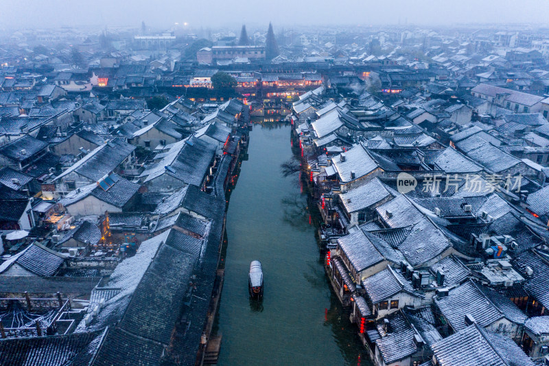 暮色中的古镇雪景