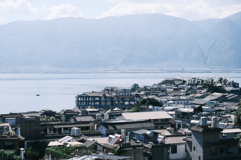 湖边城镇与远山风景