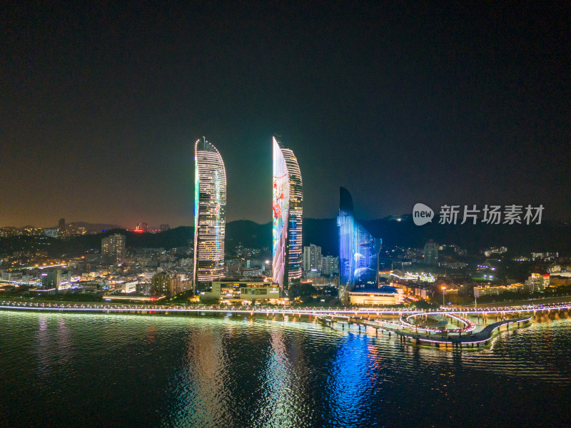 福建厦门双子塔夜景灯光航拍图