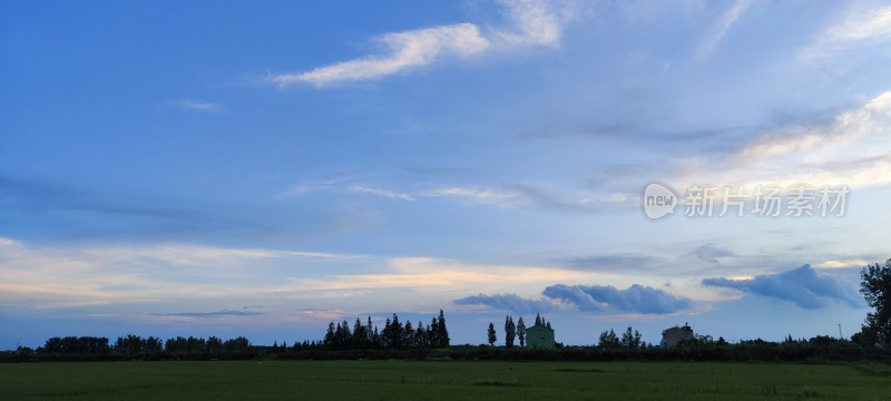 田野上的开阔天空自然风景全景