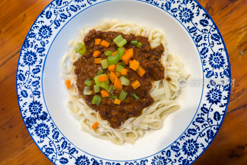 干拌牛肉面刀削面面条美食