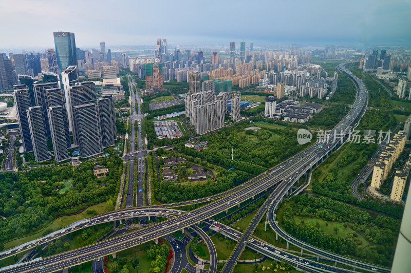 浙江杭州滨江的快速路和机场公路的城市风光