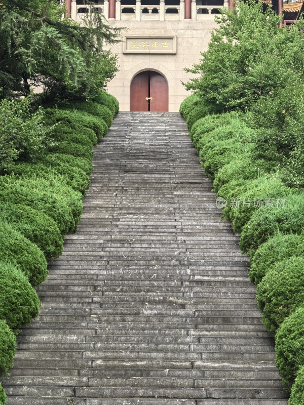 古色古香建筑前的石阶路