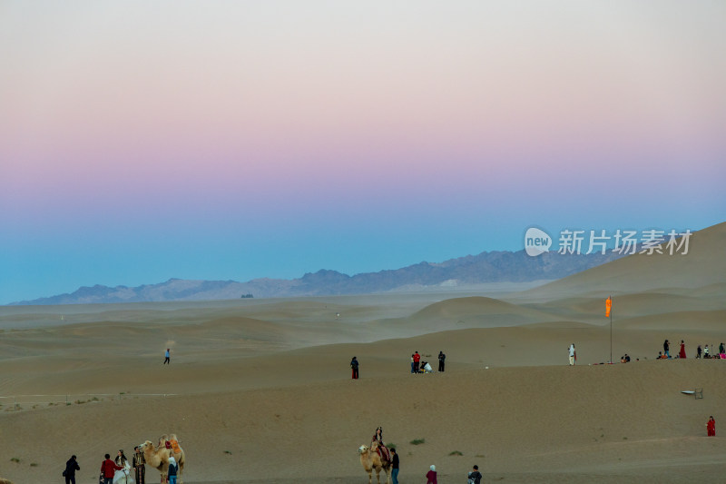 甘肃敦煌鸣沙山月牙泉夕阳驼队沙漠绿洲