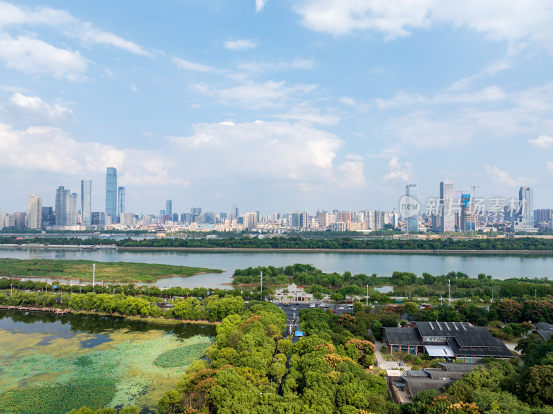 航拍长沙橘子洲头湘江两岸江景城市天际线