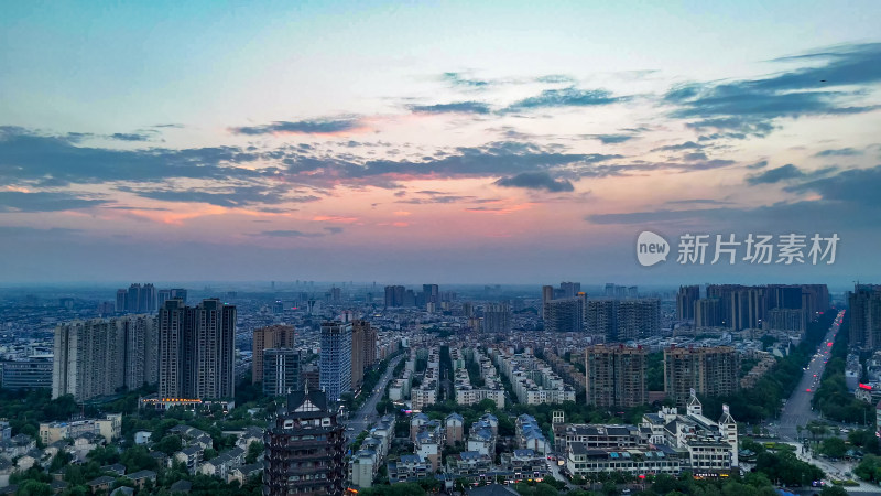 夕阳下的眉山城市风光航拍图