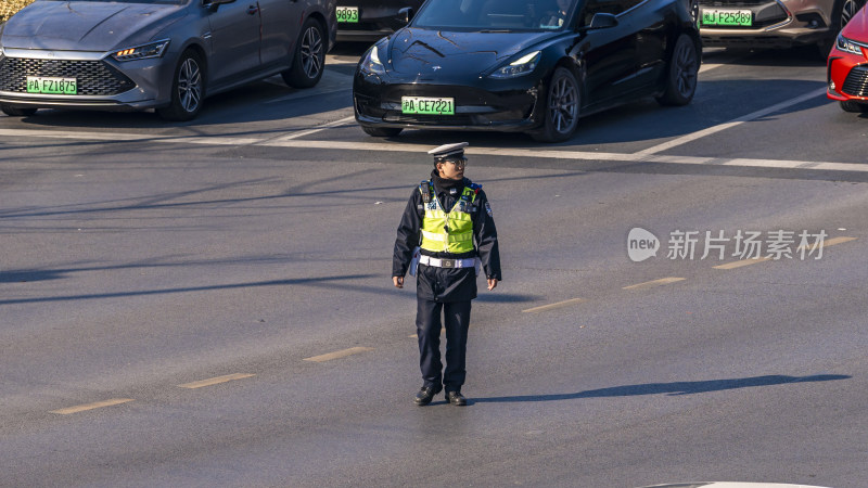 交警在道路上执勤的场景