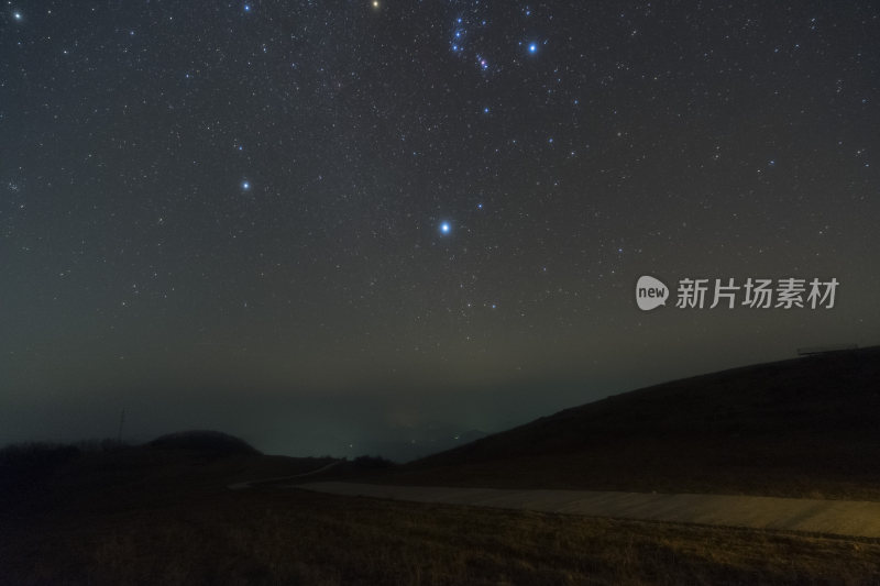 乡村野外夜空繁星闪烁的美丽景象