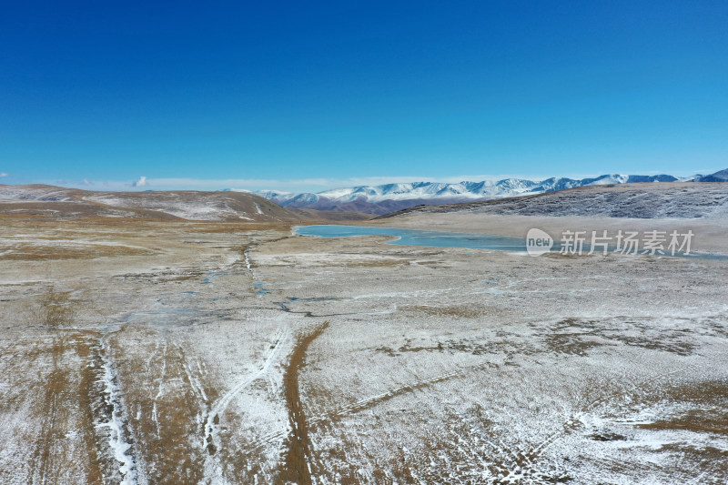 新疆秋天雪山山脉公路