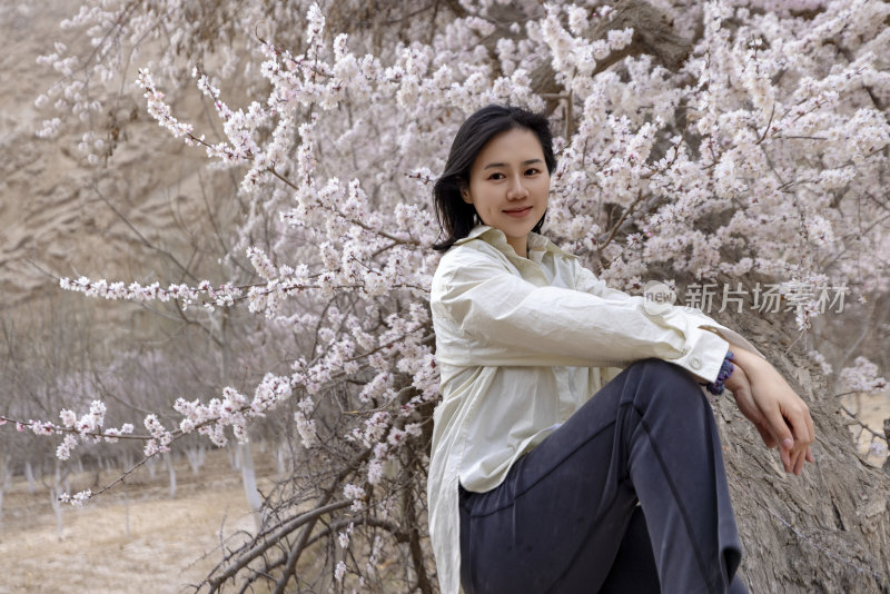 年轻女子在新疆杏花村旅行